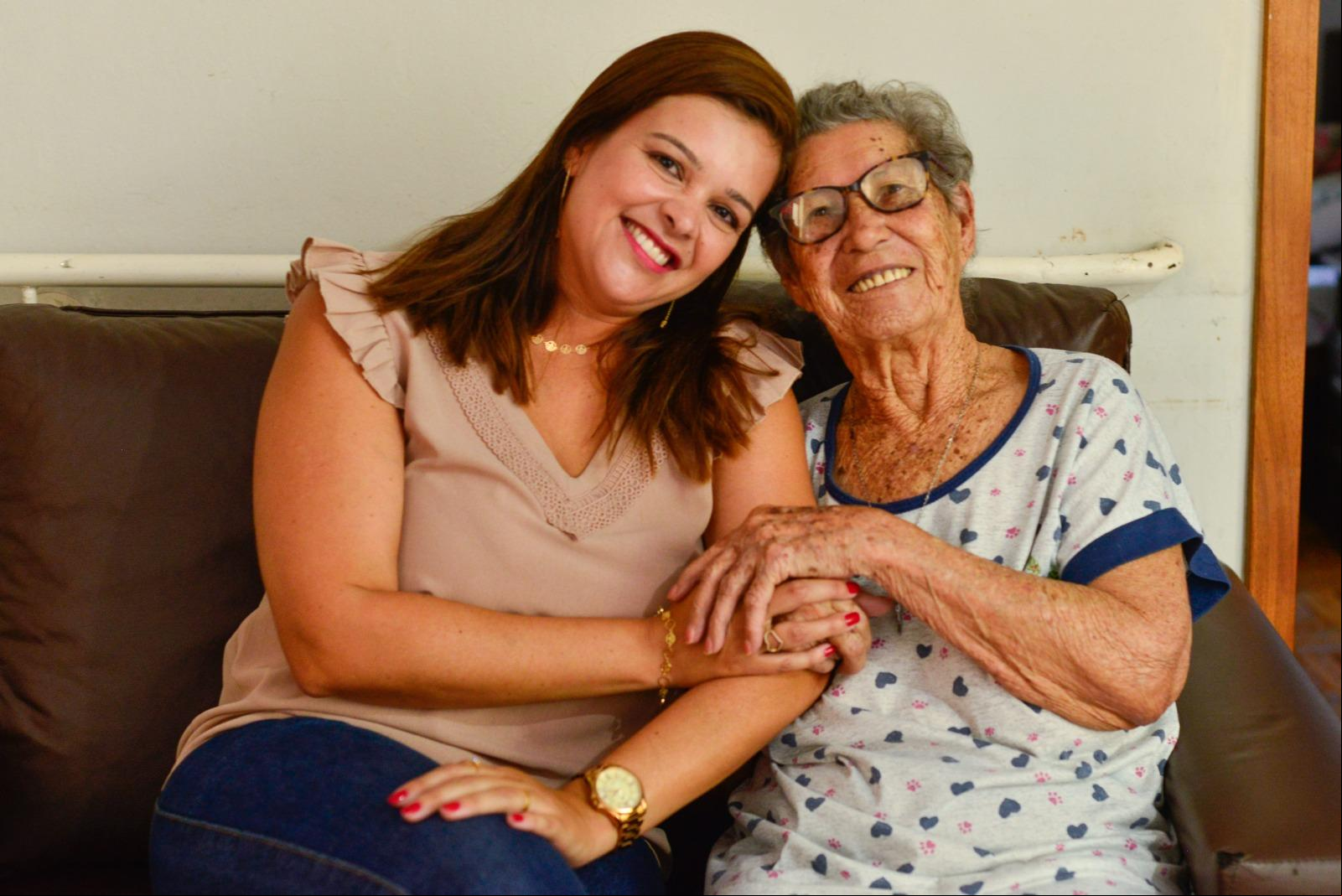 Fernanda Vidal, proprietária da Casa Recanto do Pomar, em Belo Horizonte, com idosa que vive no local